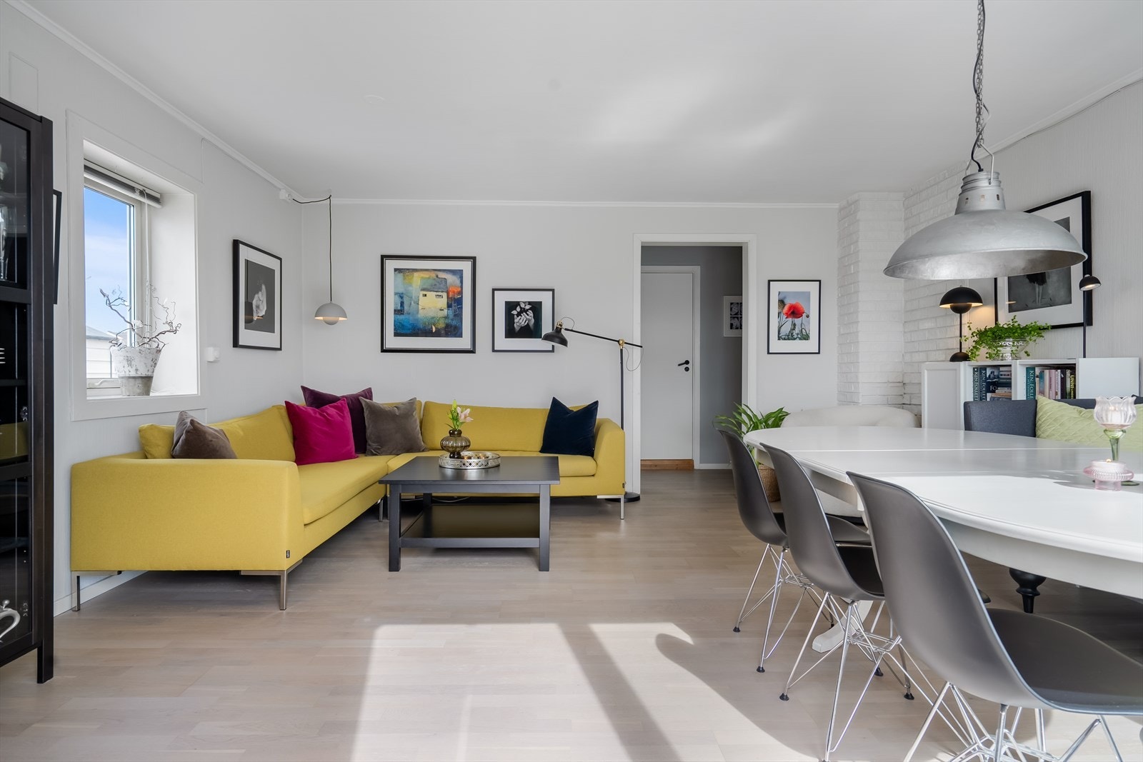 Stue og spisestue i åpen løsning Galleribilde