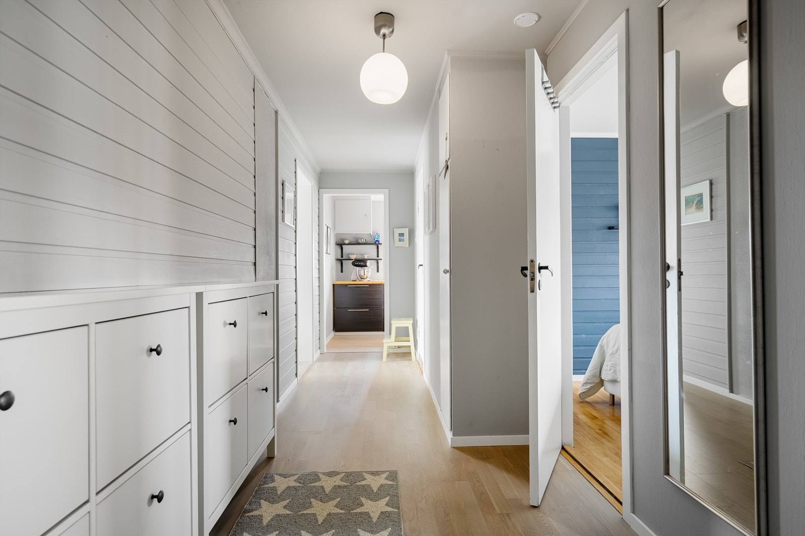 Éntre med plass til oppbevaring og god flyt videre inn i boligen. Galleribilde