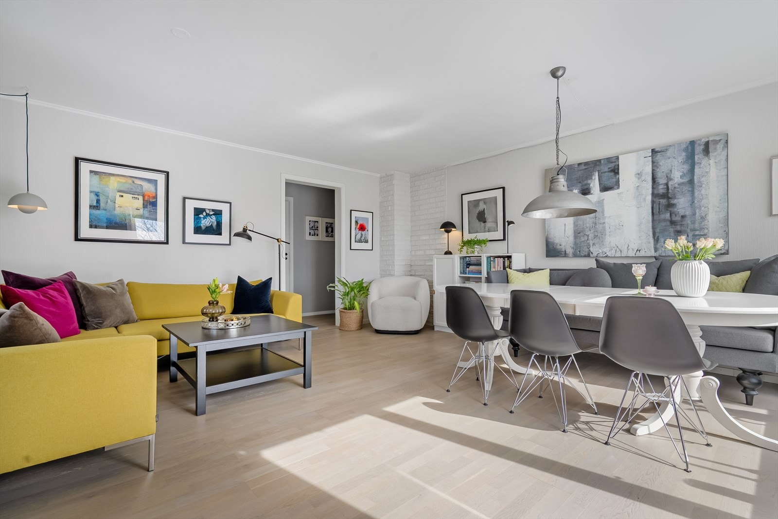 Innbydende stue med god plass til både sofa- og spisegruppe. Store vindusflater gir rikelig med naturlig lys og en luftig romfølelse. Galleribilde