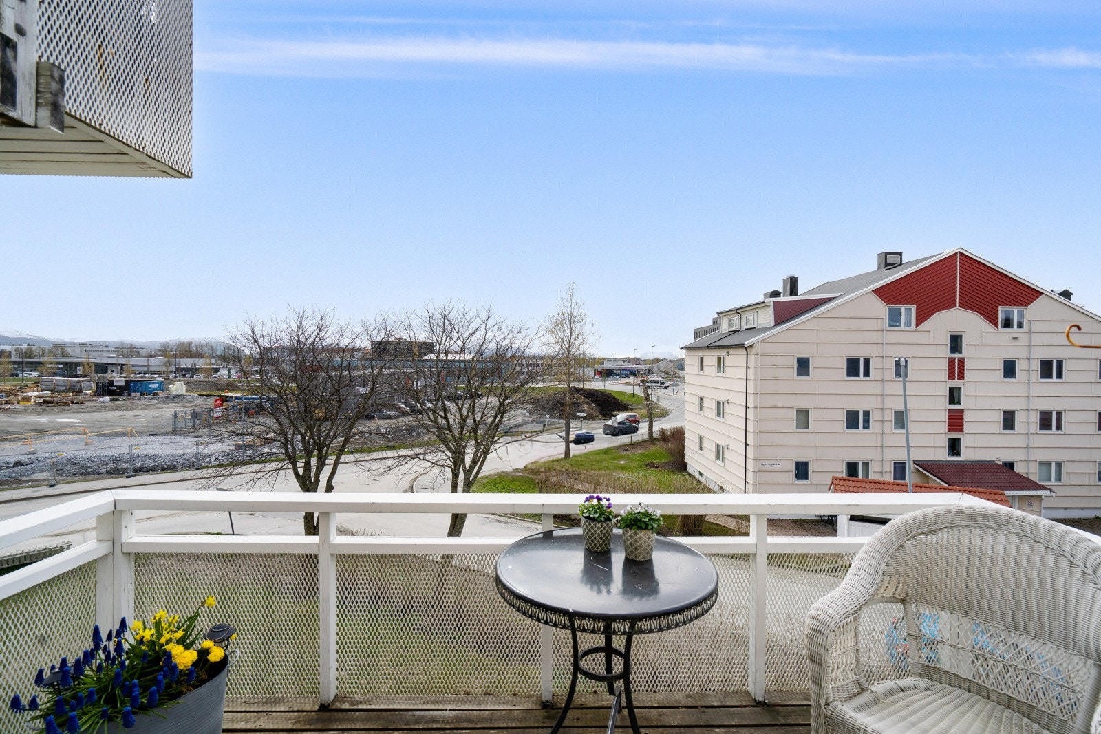 Godt med plass til utemøbler hvor en kan nyte fine dager med vakker utsikt, lang solgang på denne. Galleribilde
