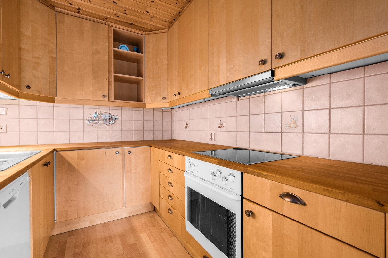Godt med skapplass og praktisk benkebelysning. Ventilatoren er plassert i overskapet. Galleribilde