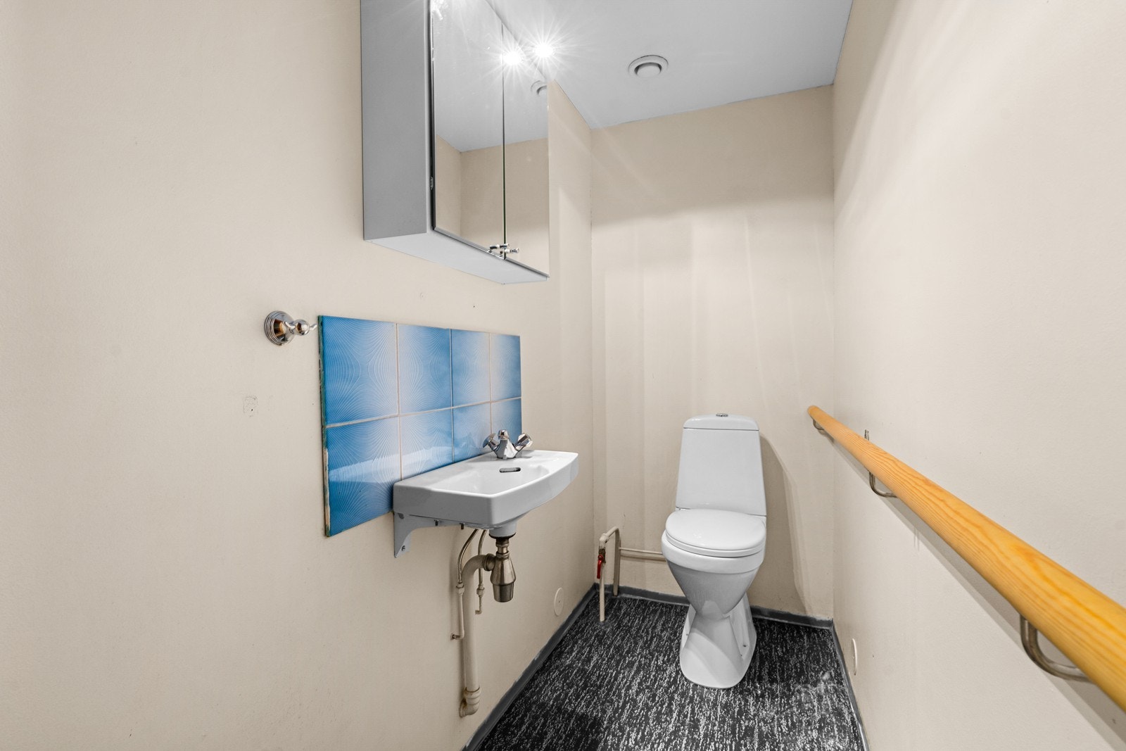 I tillegg til badet har leiligheten et separat toalettrom med servant. Dette rommet ligger vegg-i-vegg til baderommet. Galleribilde