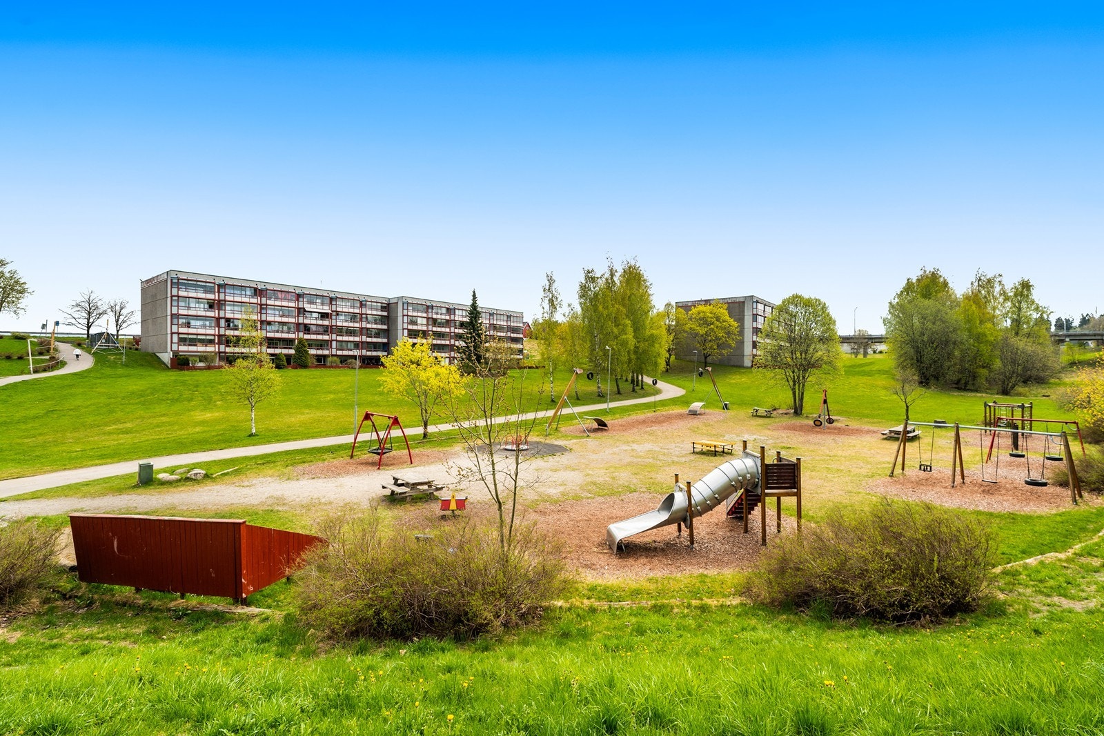 Nærområdet består av store, grønne fellesområder med lekeplasser. Nabolaget er å anse som barnevennlig med gangavstand til flere barnehager og skoler, som Gjellerås skole og Stav skole. Galleribilde