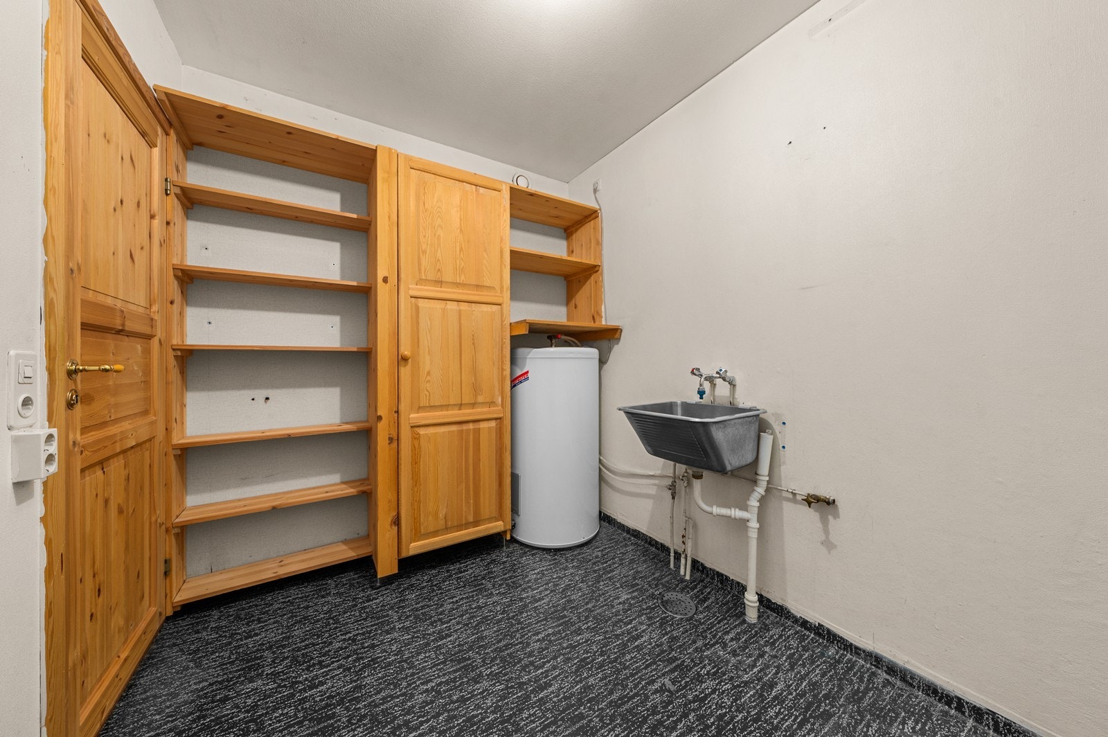 Praktisk, separat vaskerom med opplegg for vaskemaskin og utslagsvask. Galleribilde