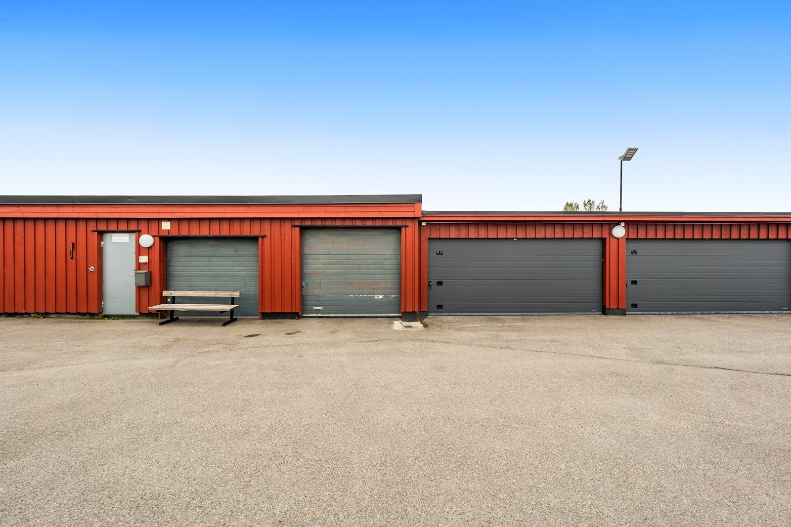 Det medfølger én parkeringsplass i dobbelgarasje, med elektrisk port og portåpner . Galleribilde