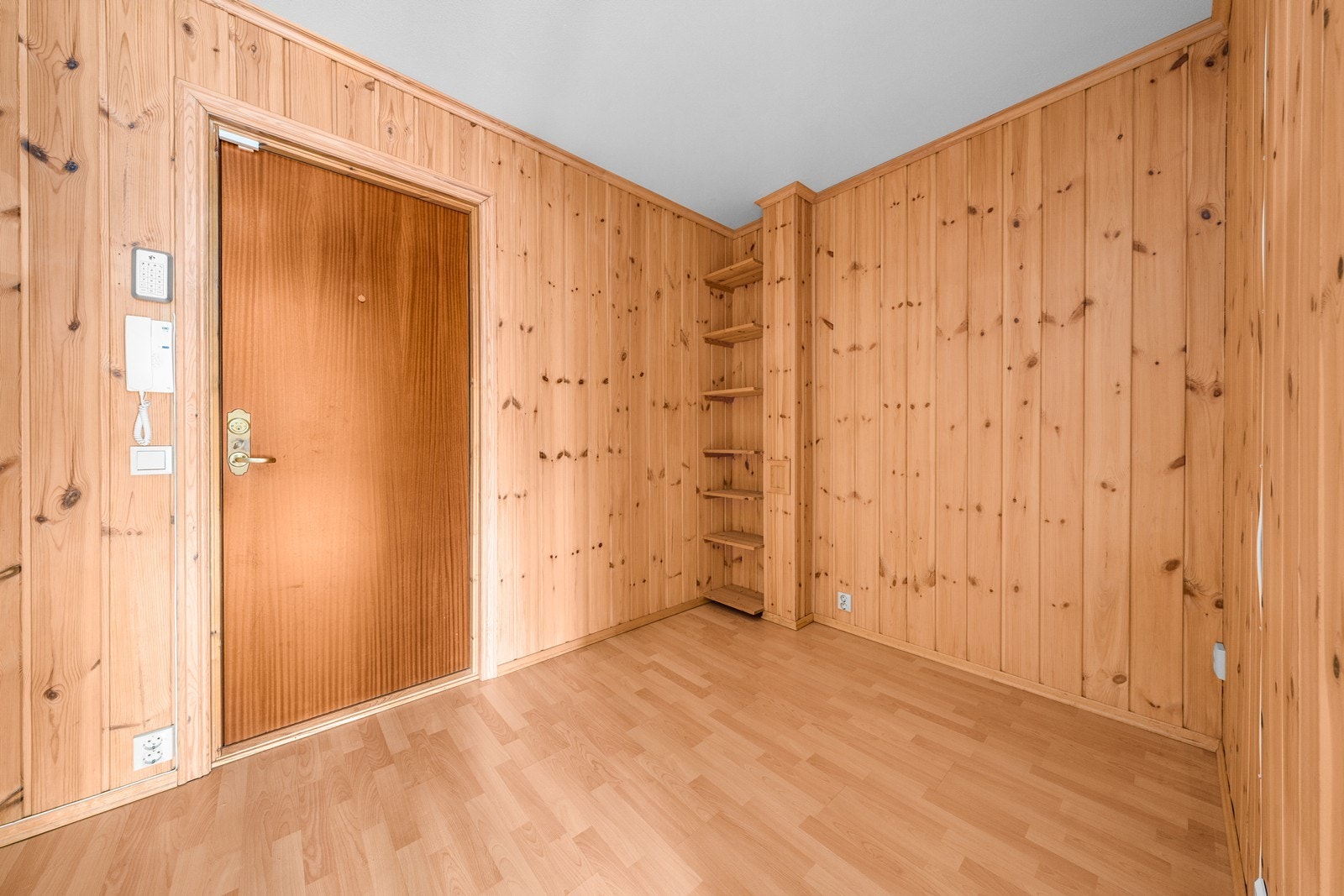Entré med plass til yttertøy og skapplass. Galleribilde