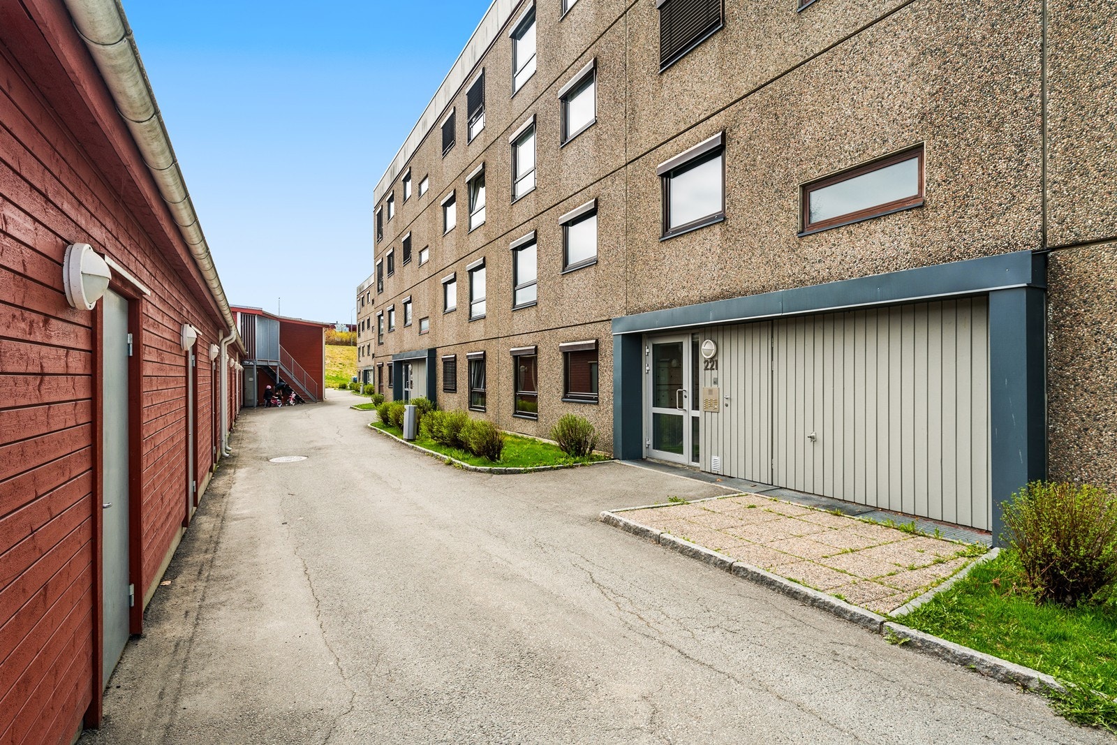 Adkomst til leiligheten via felles inngangsparti og trapp ned til underetasjen. På utsiden har du også tilgang til den ene eksterne boden. Galleribilde