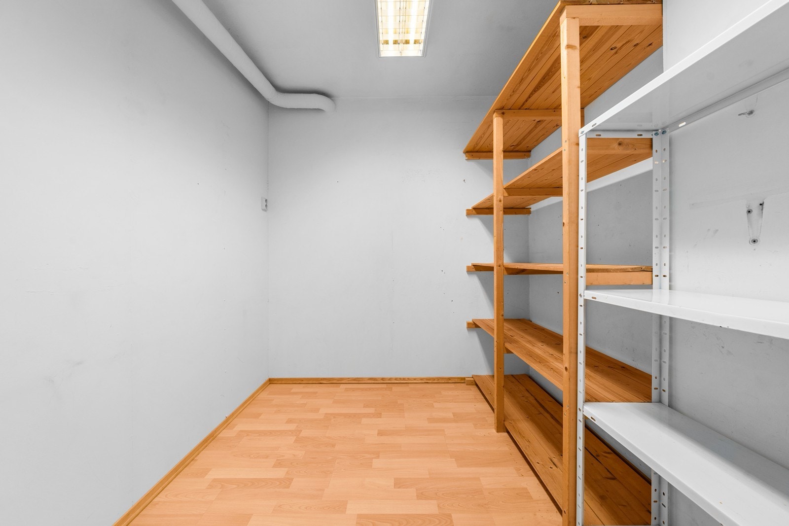 En romslig innvendig bod gir gode lagringsmuligheter. Galleribilde
