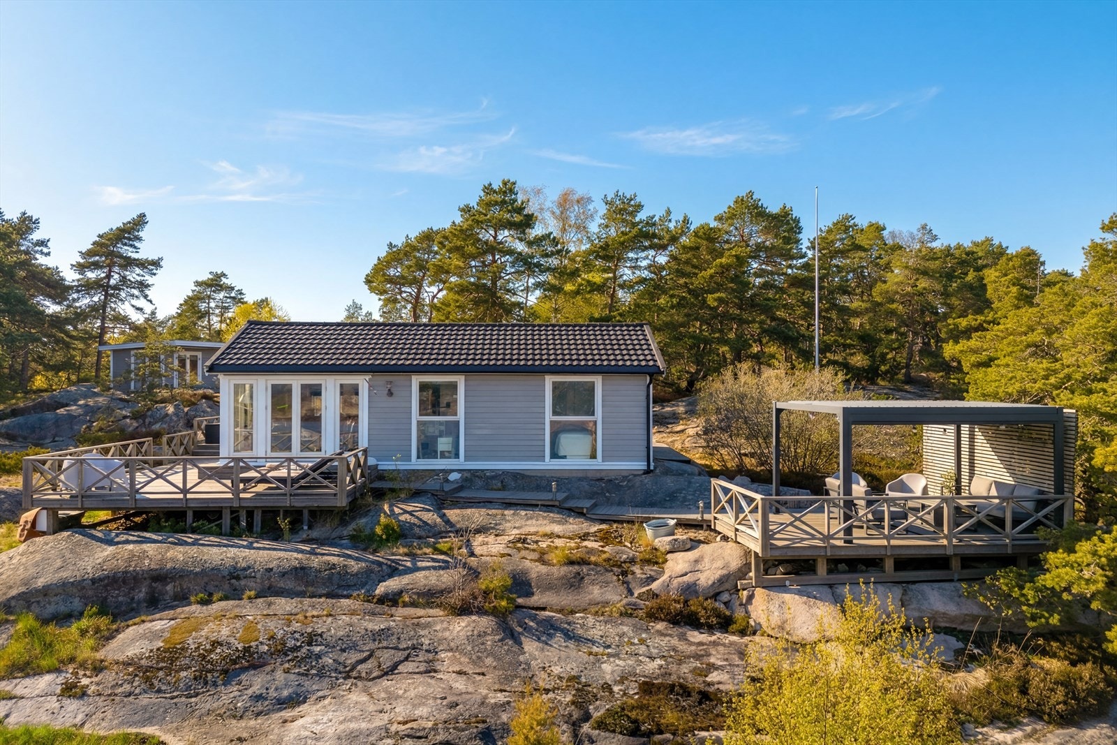 Kledningen, tak og vinduer ble skiftet mellom 2013 og 2019. Rundt hovedboligen brer det seg store terrasser, hele 100 kvm, og de er formskåret mot fjellet. Galleribilde