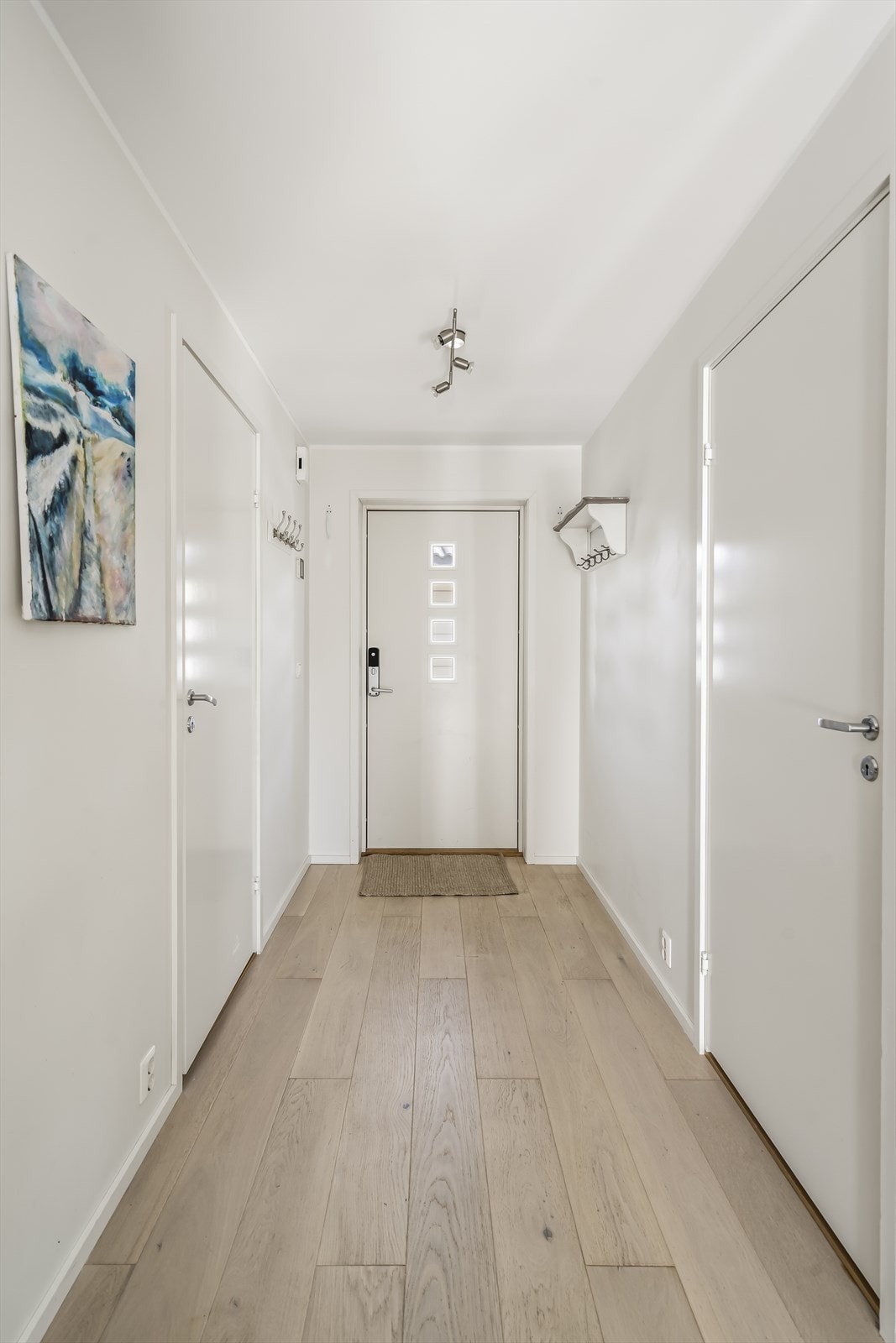 Fra entreen er det tilgang til bod under trappen, hvor varmtvannsbereder og sikringsskap er plassert. Galleribilde