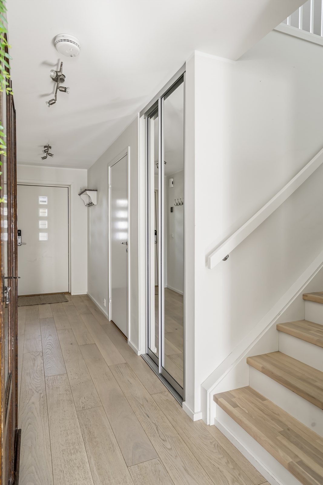 Entré med skyvedørsgarderobe og trapp opp til loftsplanet. Galleribilde