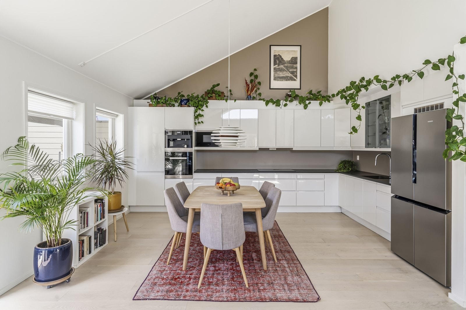 Kjøkkenet er utstyrt med integrert stekeovn, mikro, kaffemaskin og oppvaskmaskin. Galleribilde