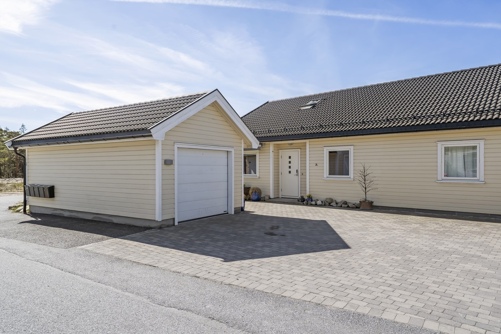 Boligen er en vertikaldelt tomannsbolig fra 2018, med parkering utenfor egen seksjon. Galleribilde