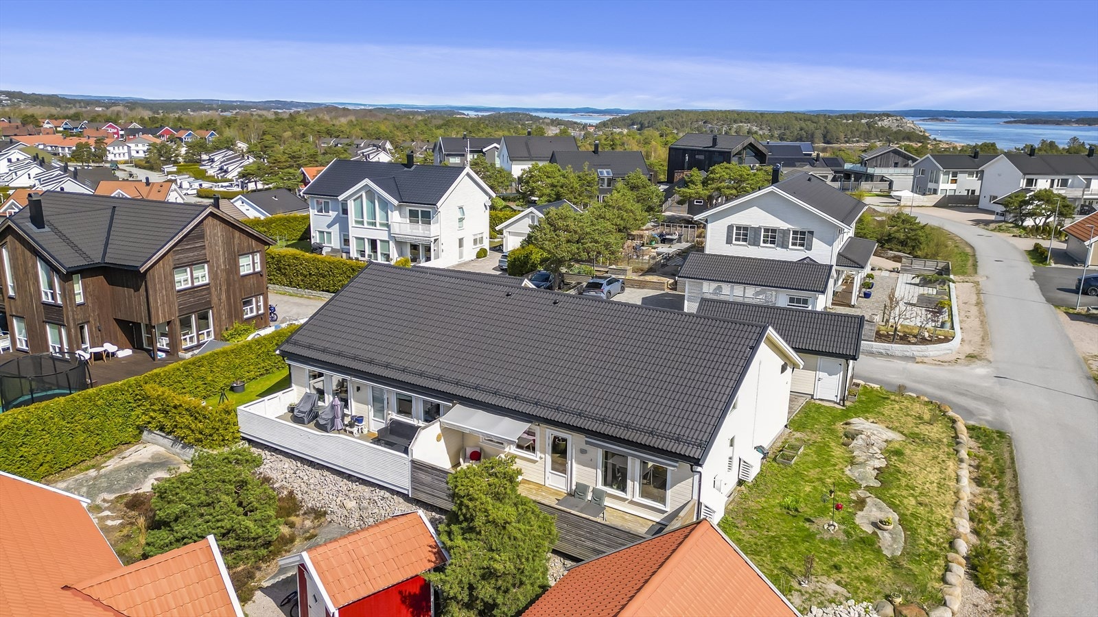 Familievennlig halvpart tomannsbolig med en attraktiv beliggenhet i et etablert nabolag på Rød, Asmaløy. Galleribilde