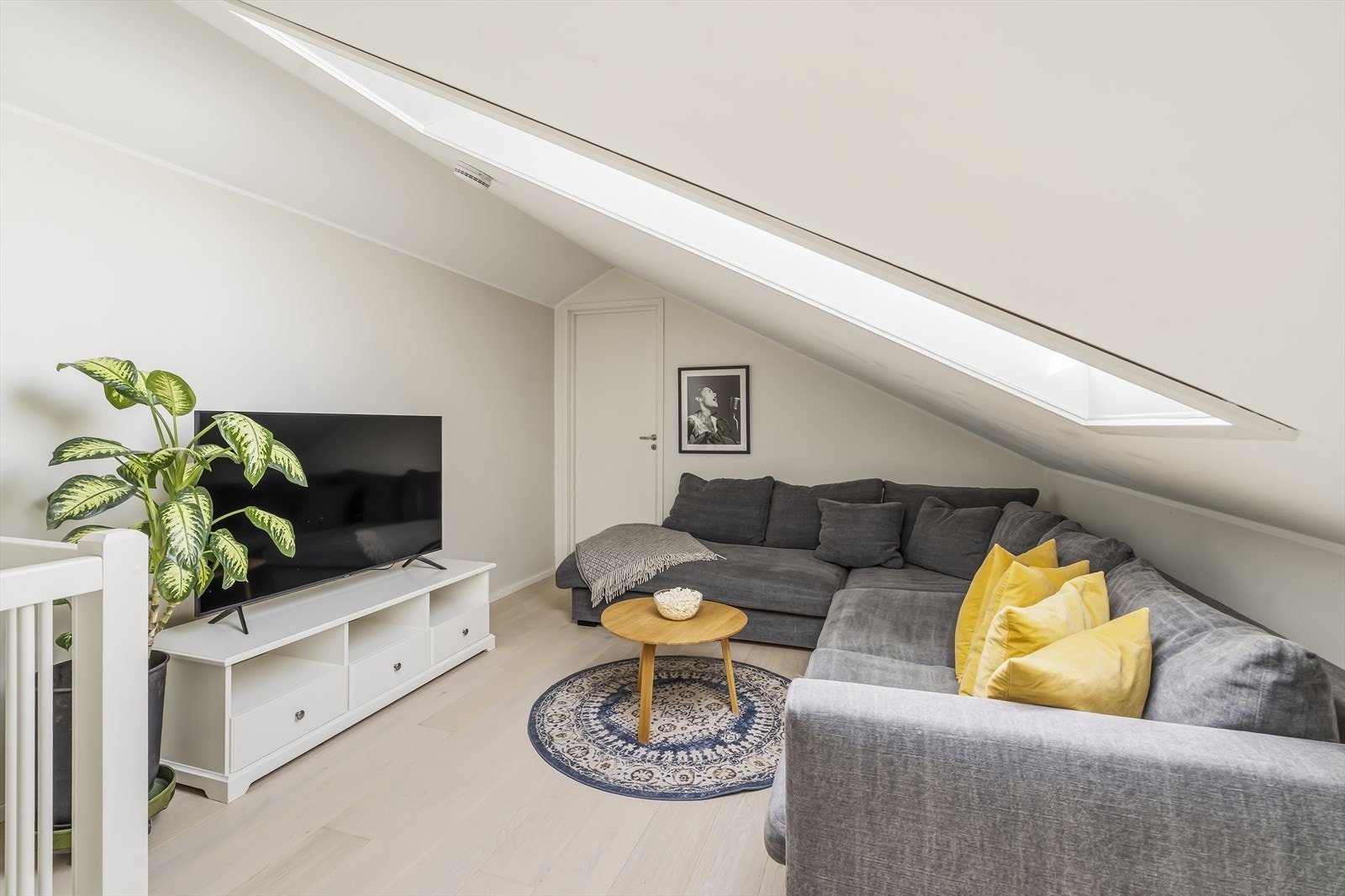 Takhøyden på loftsplanet med skråtak er målt fra 0,93 meter til 2,40 meter. Galleribilde