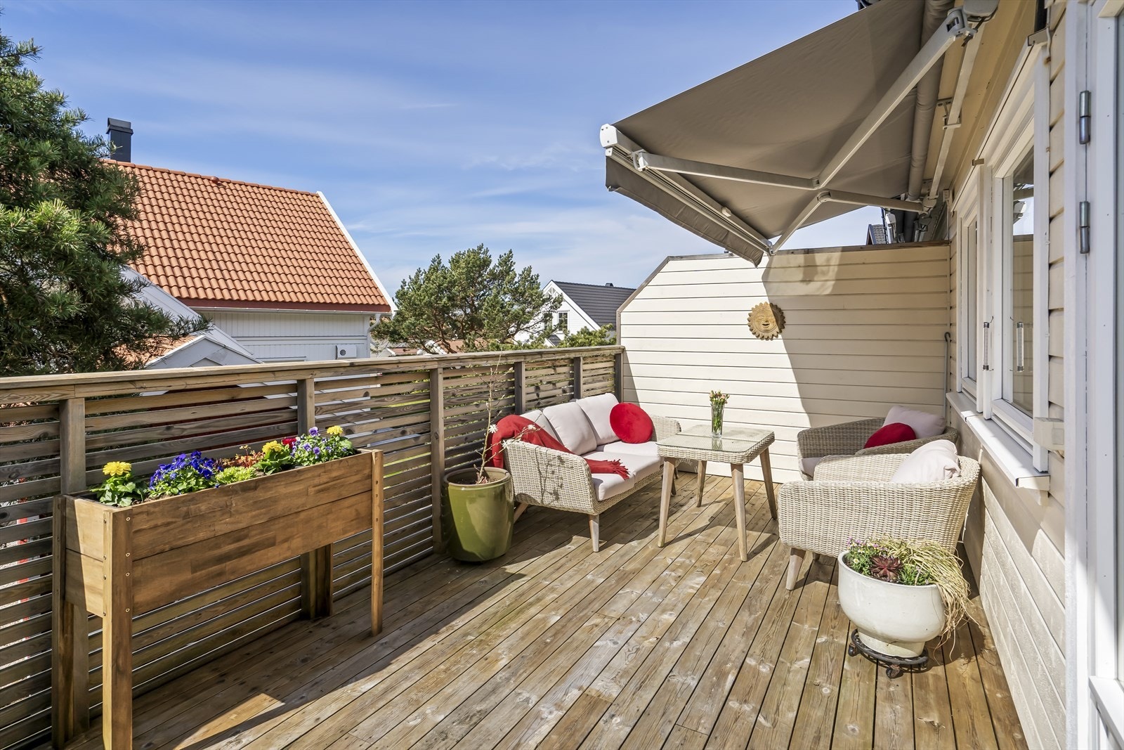 Uteplassen har gode solforhold og er et naturlig samlingspunkt på sommeren. Galleribilde