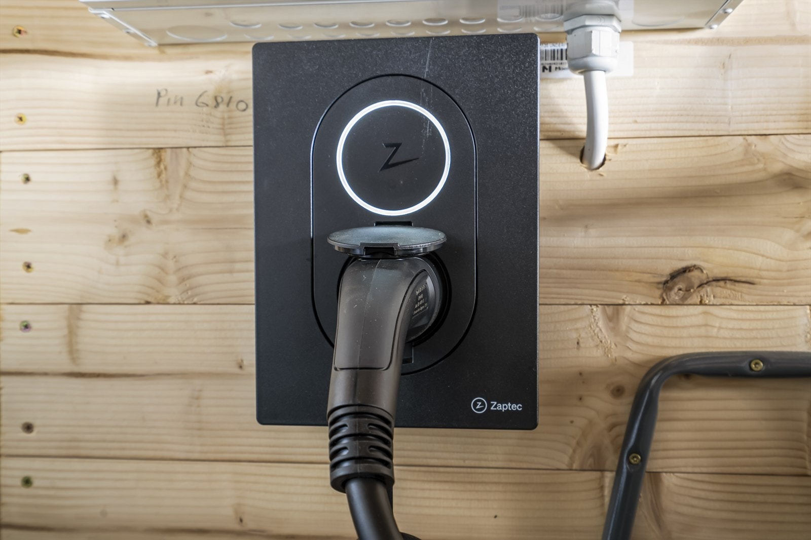 I garasjen er det installert elbillader. Galleribilde
