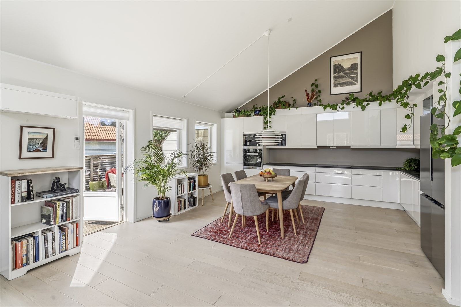 Moderne kjøkken fra Norema (2018) med rikelig skap- og benkeplass. Galleribilde
