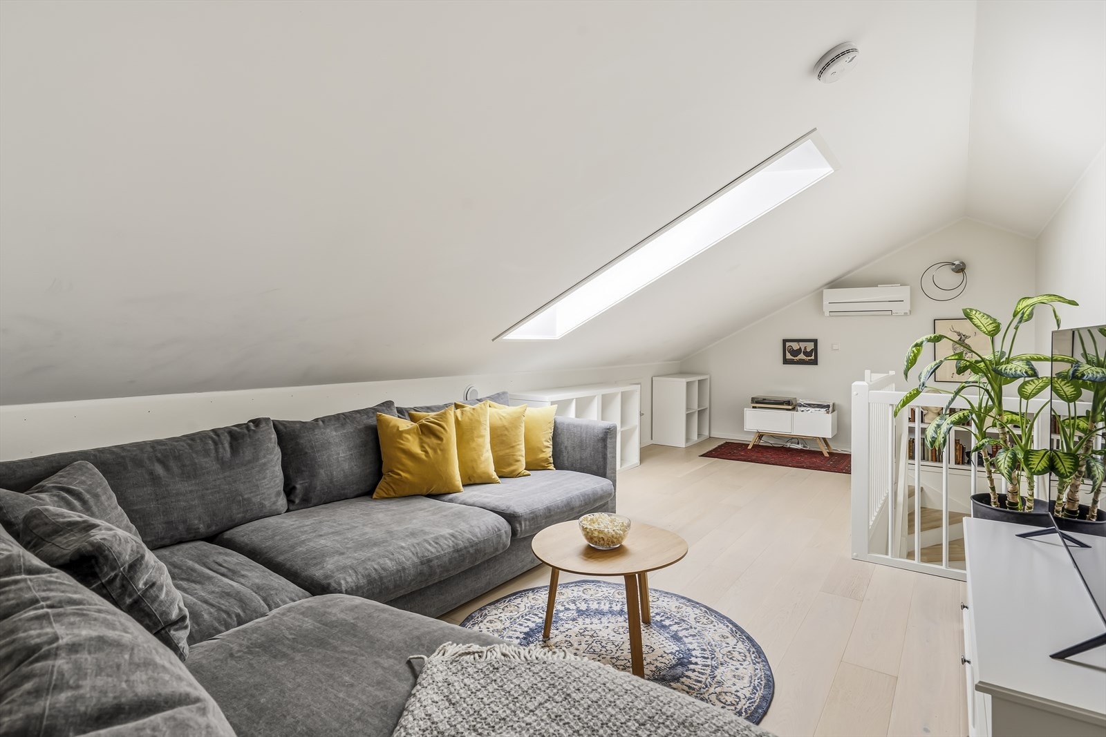 Loftsplanet er innredet og møblert til et hyggelig oppholdsrom (ikke omsøkt, se punkt ferdigattest i salgsoppgave). Galleribilde