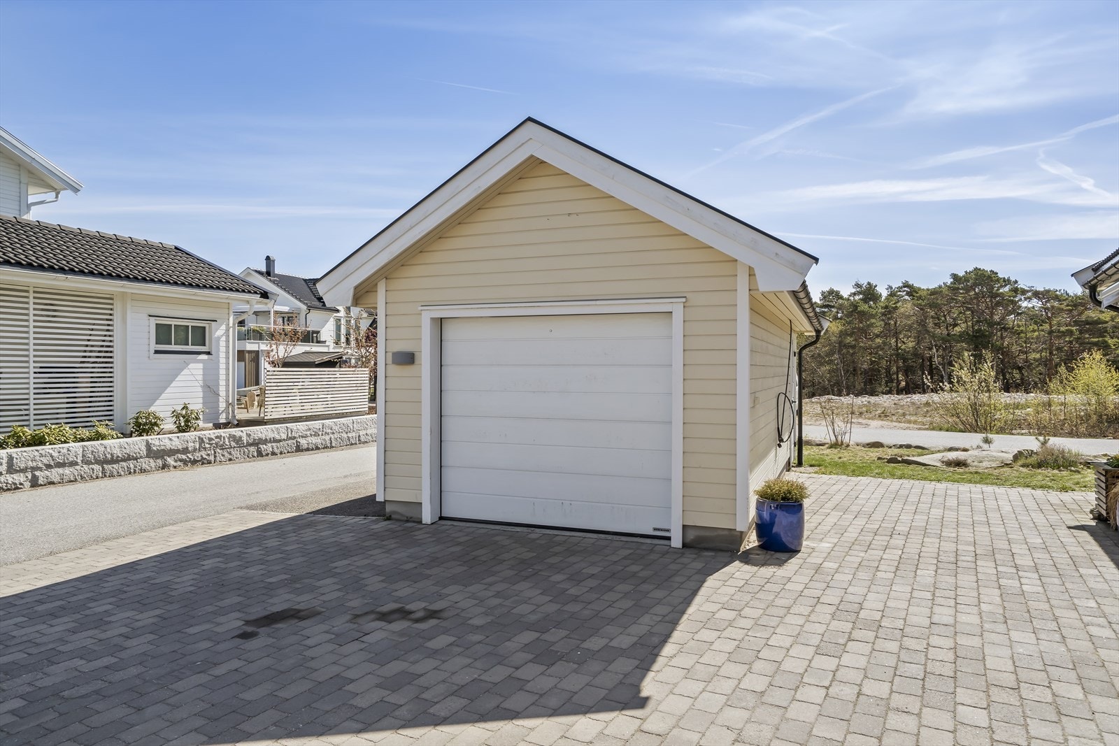 Frittstående garasje (godkjent som carport) med tilhørende sportsbod. Galleribilde