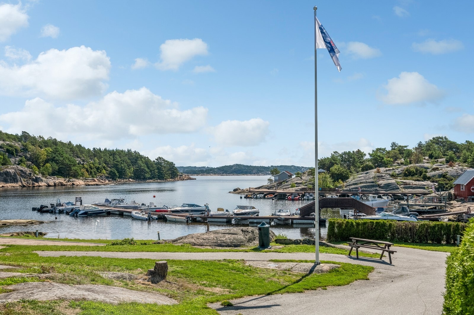 Fra eiendommen er det kort vei til flotte badeplasser som Olastranda og kyststien i Ytre Hvaler nasjonalpark. Galleribilde