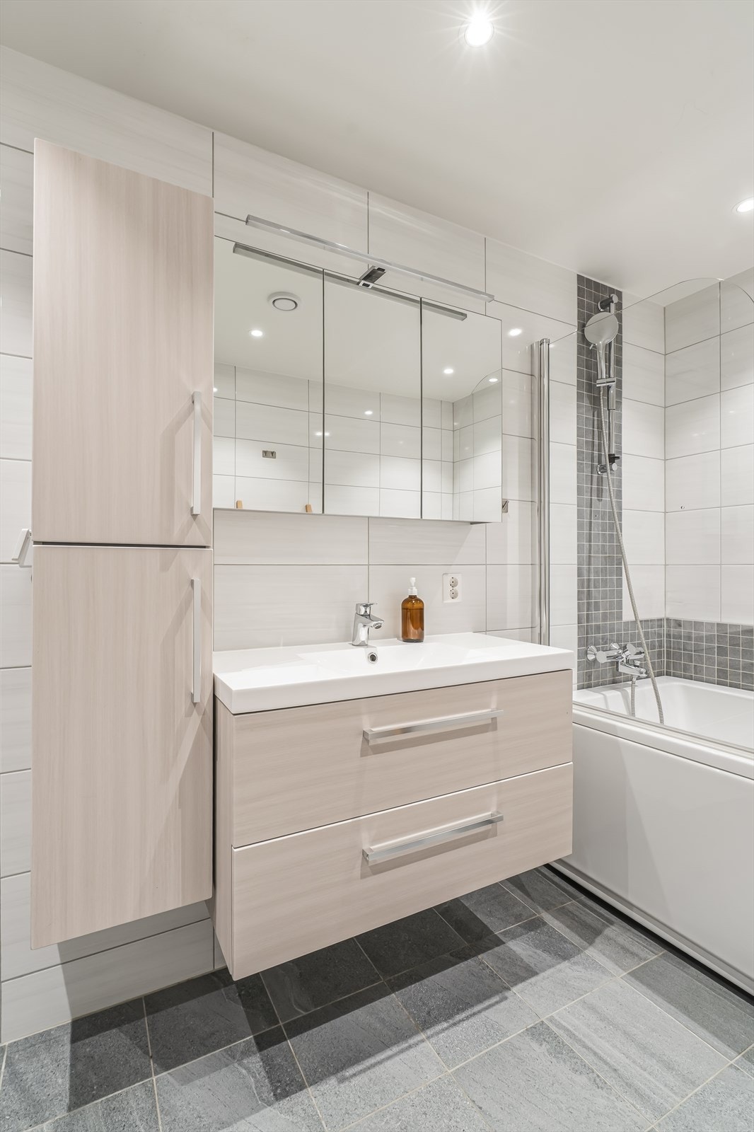 Her er det elektrisk gulvvarme og downlights i himling. Galleribilde