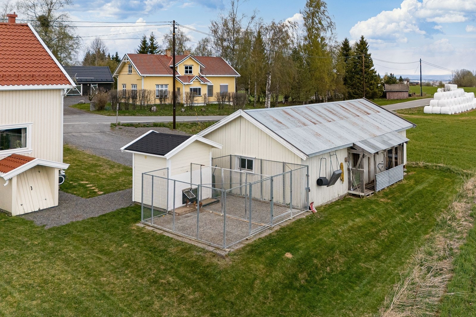Eiendommen har garasjebygg, hundehus med rom og hundegård. Galleribilde