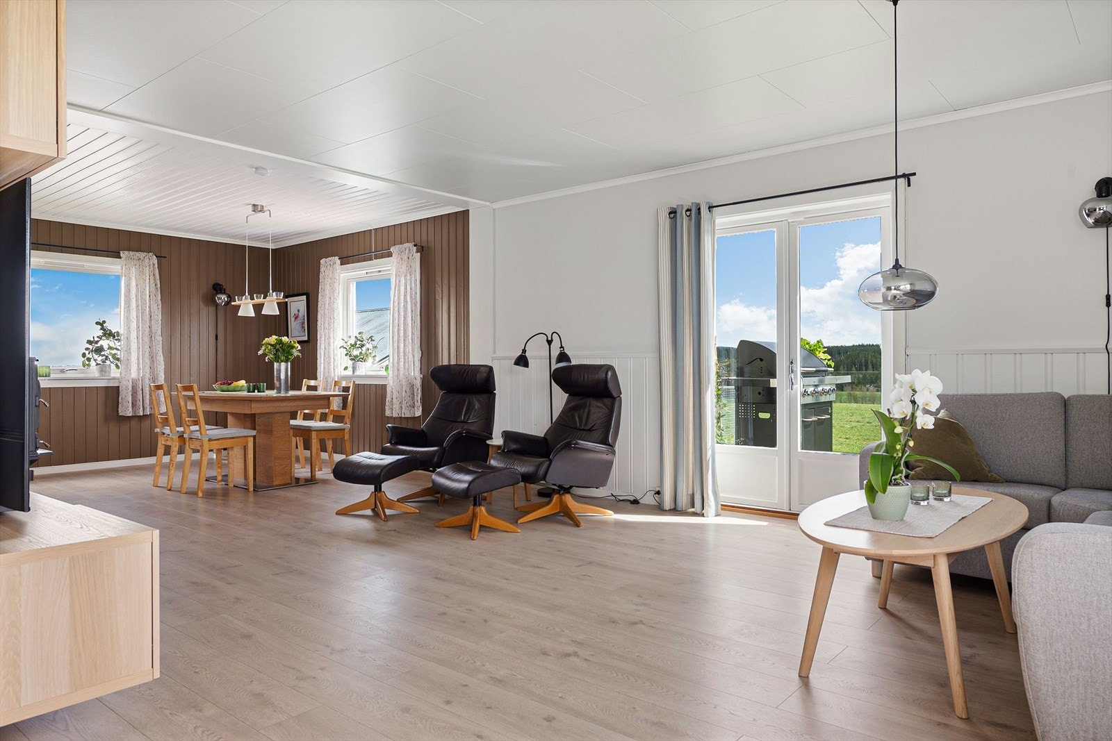 Utgang til østvendt terrasse via to-fløyet balkongdør. Galleribilde