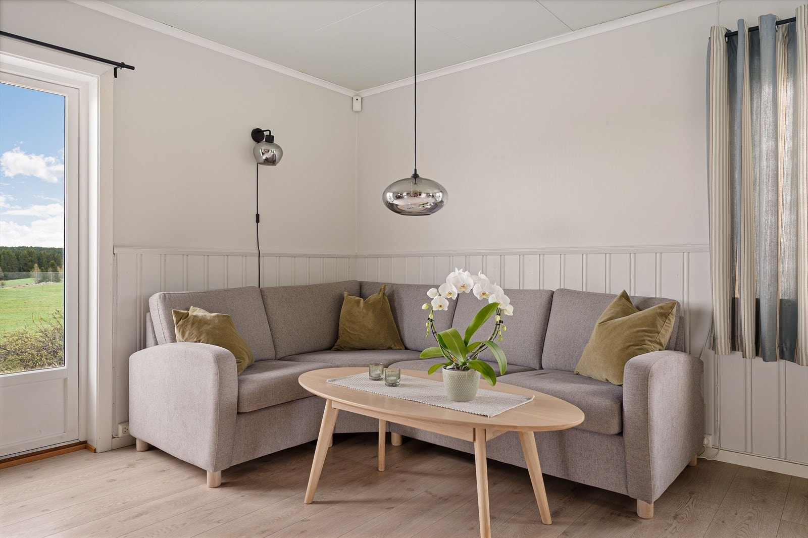Stuen har plass til sofakrok, spisestue og andre ønskede stuemøbler. Galleribilde
