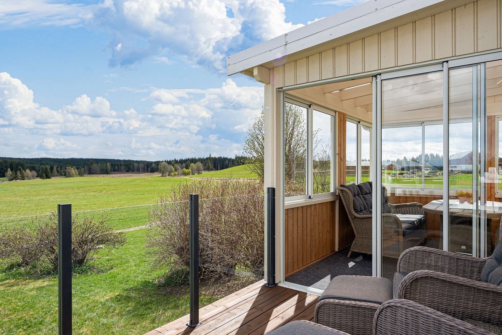 Innglasset hagestue som gir deg en forlengelse av terrassen og i le for vær, vind og kalde sommerkvelder. Galleribilde