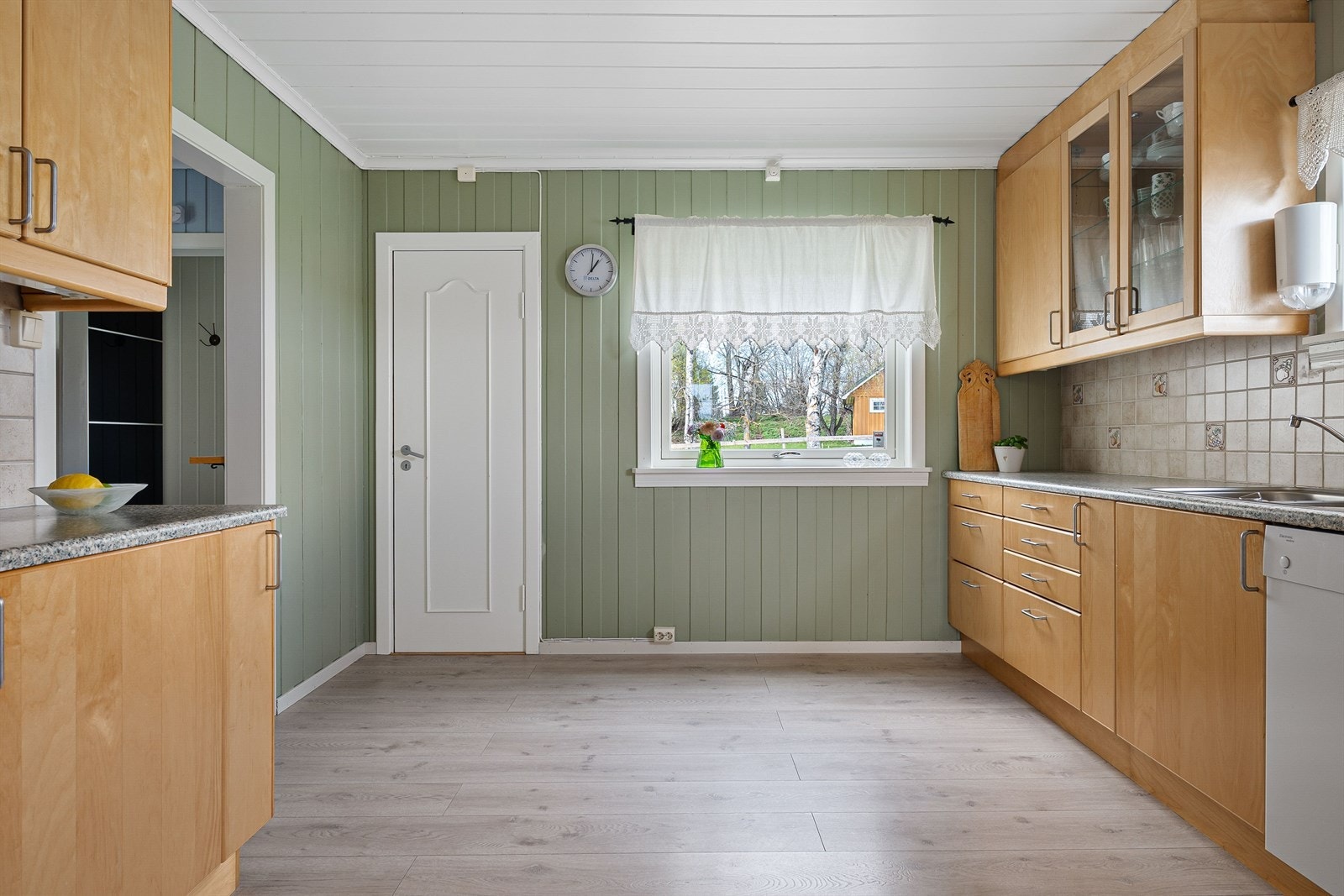 Det er plass til et lite kjøkken/frokostbord om ønskelig. Adkomst til lite rom/spiskammers. Galleribilde