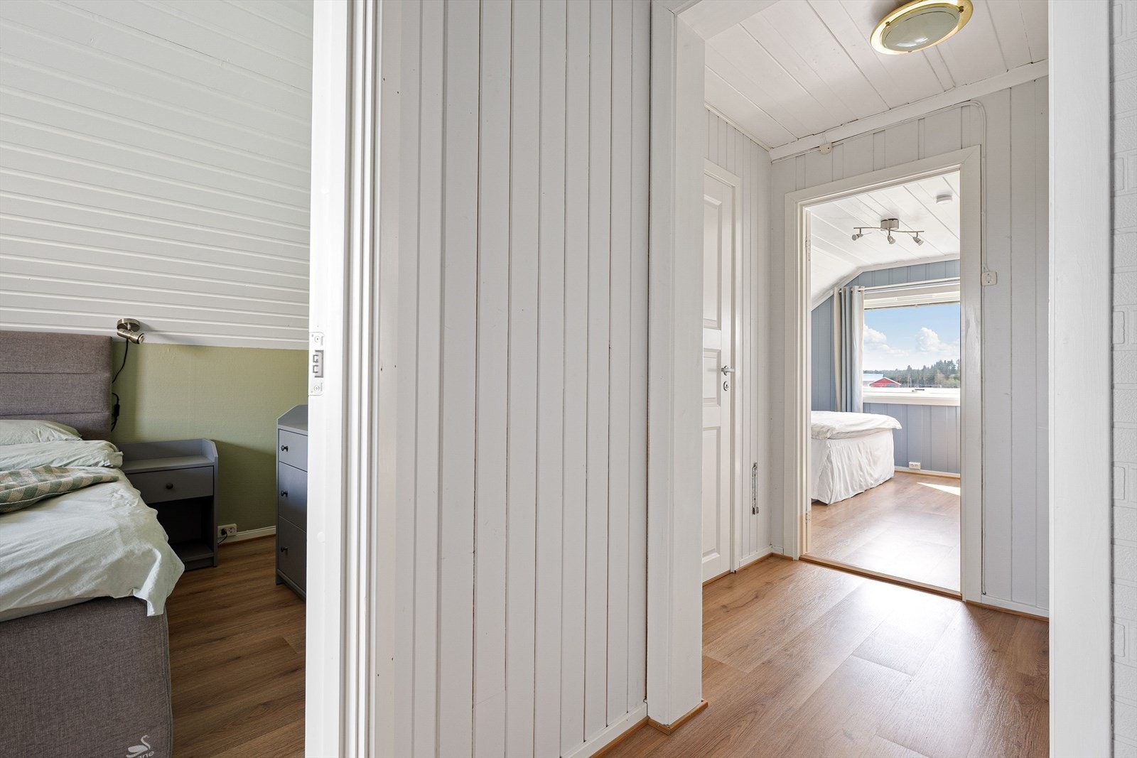 Mellomgang med adkomst til garderoberom mellom to av soverommene. Galleribilde