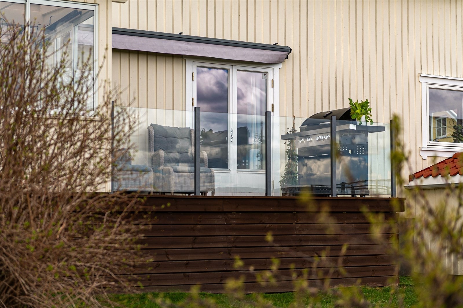Terrassen mot øst har glassrekkverk. Galleribilde
