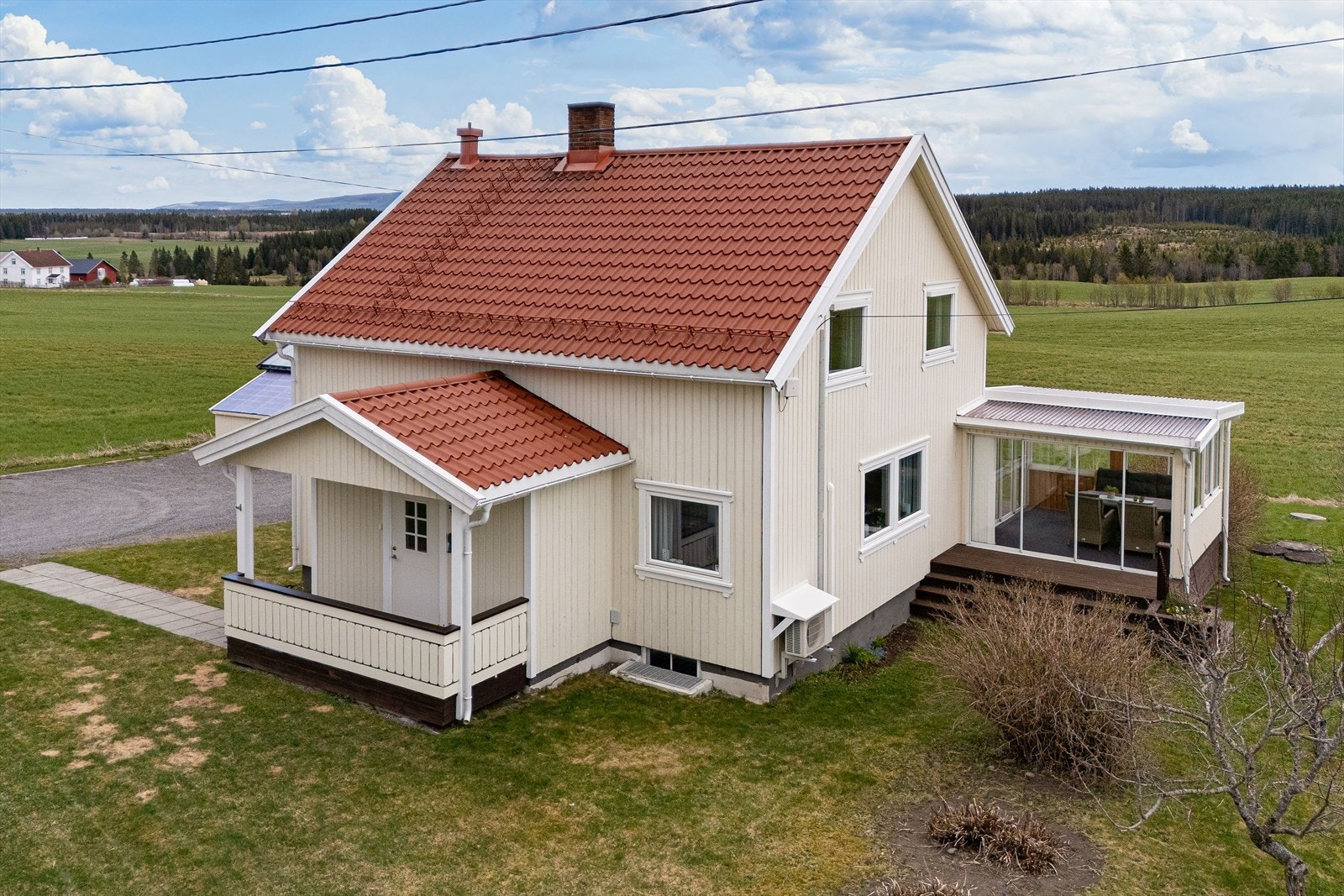 Boligen er oppført i 1960, fremstår godt vedlikeholdt både utvendig og innvendig. Galleribilde