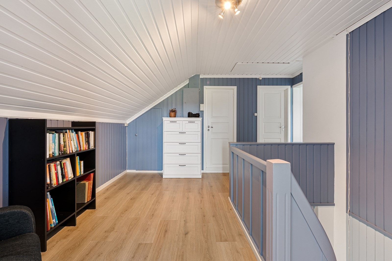 Mellomgang i 2.etasje med noe plass til for eksempel oppbevaringsmøbler, lesekrok etc. Galleribilde