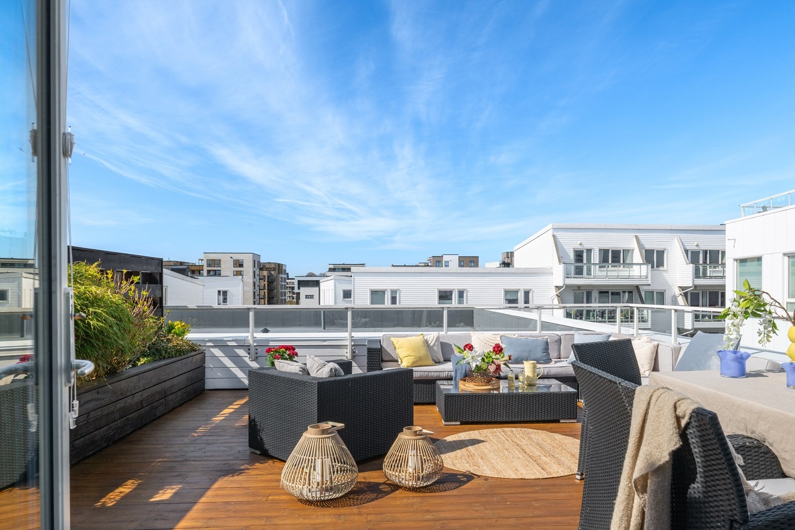 En herlig selveierleilighet på 84m2 m/privat takterrasse på 37m2, sjøutsikt, nydelige solforhold og fast parkering m/elbillader Galleribilde
