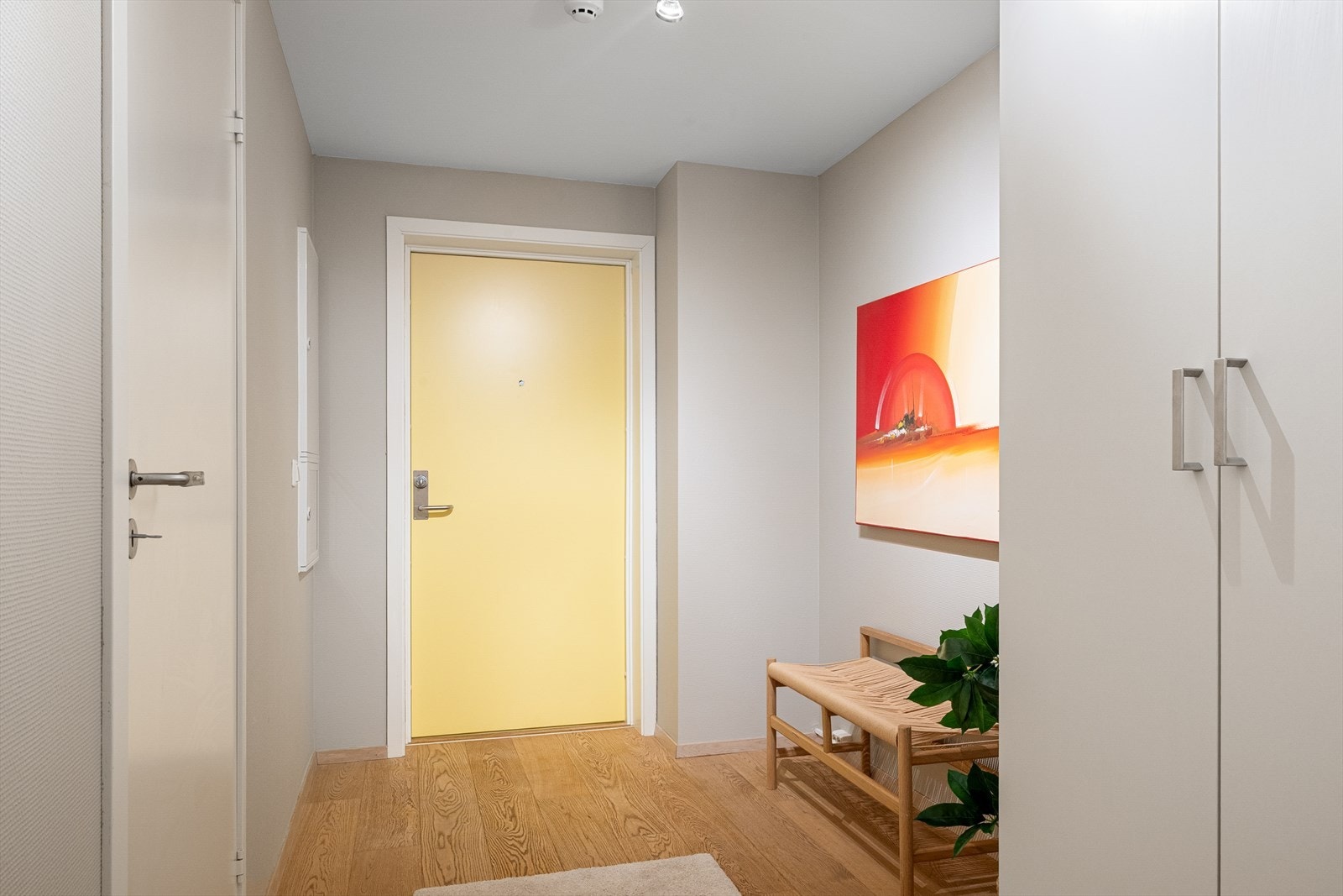 Romslig entre med inngang til hovedsoverom, bad og kjøkken. Galleribilde