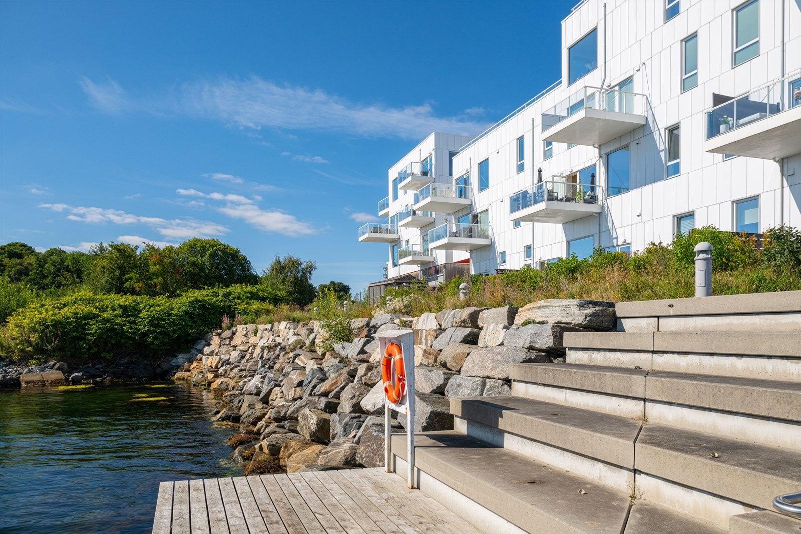 Her kan man spasere langs promenaden eller ta turen til populære Godalen som tilbyr badeplass, grillområde for familien og lekeplass til barna. Galleribilde