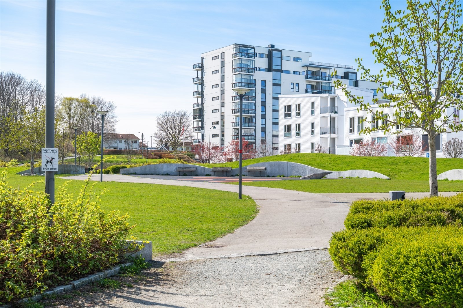 Park rett i nabolaget med sittebenker og flotte grøntområder. På sensommeren har naboer samlet for å arrangere Lervigsfestivalen på dette området Galleribilde