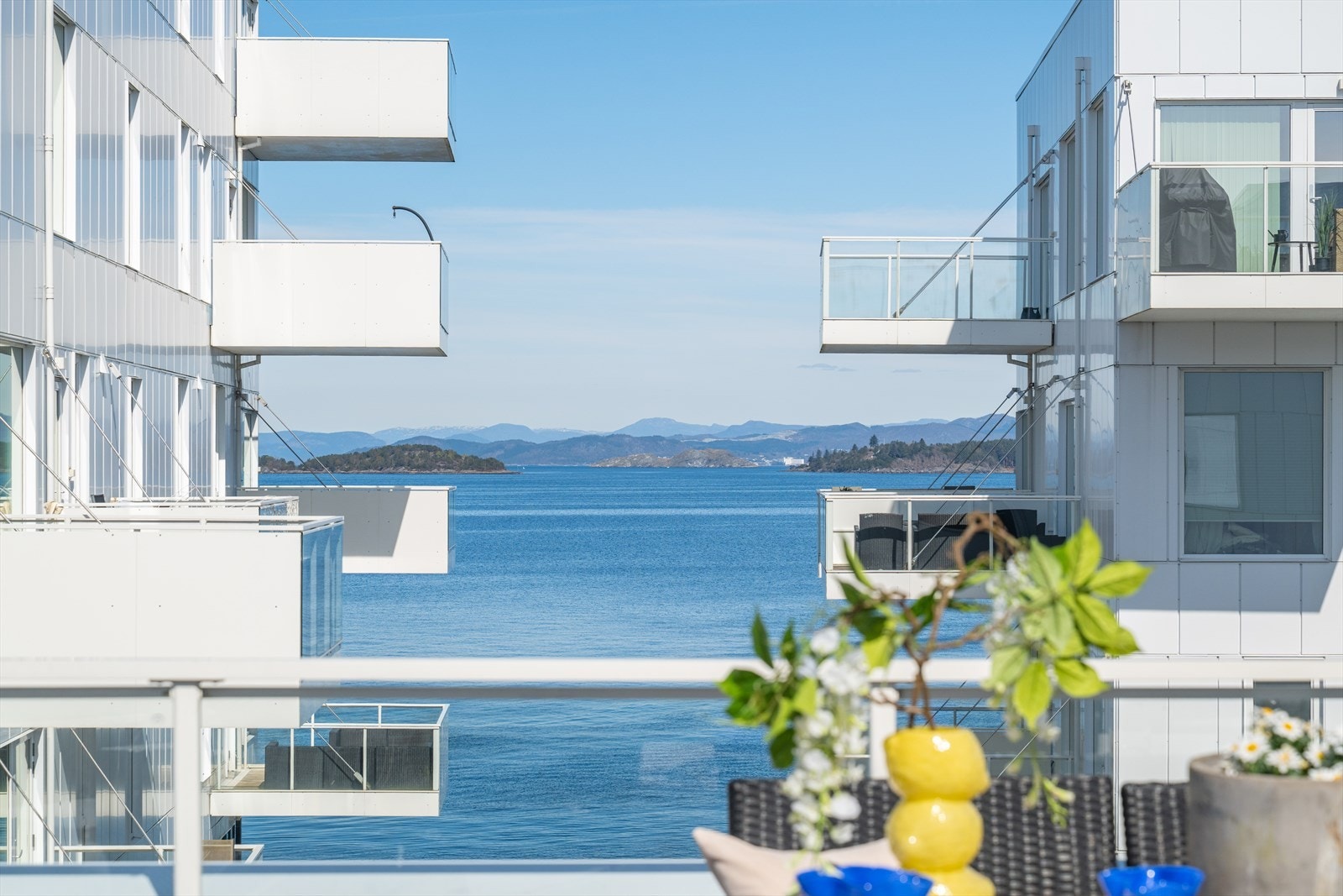 Utsikt fra terrasse og stue Galleribilde