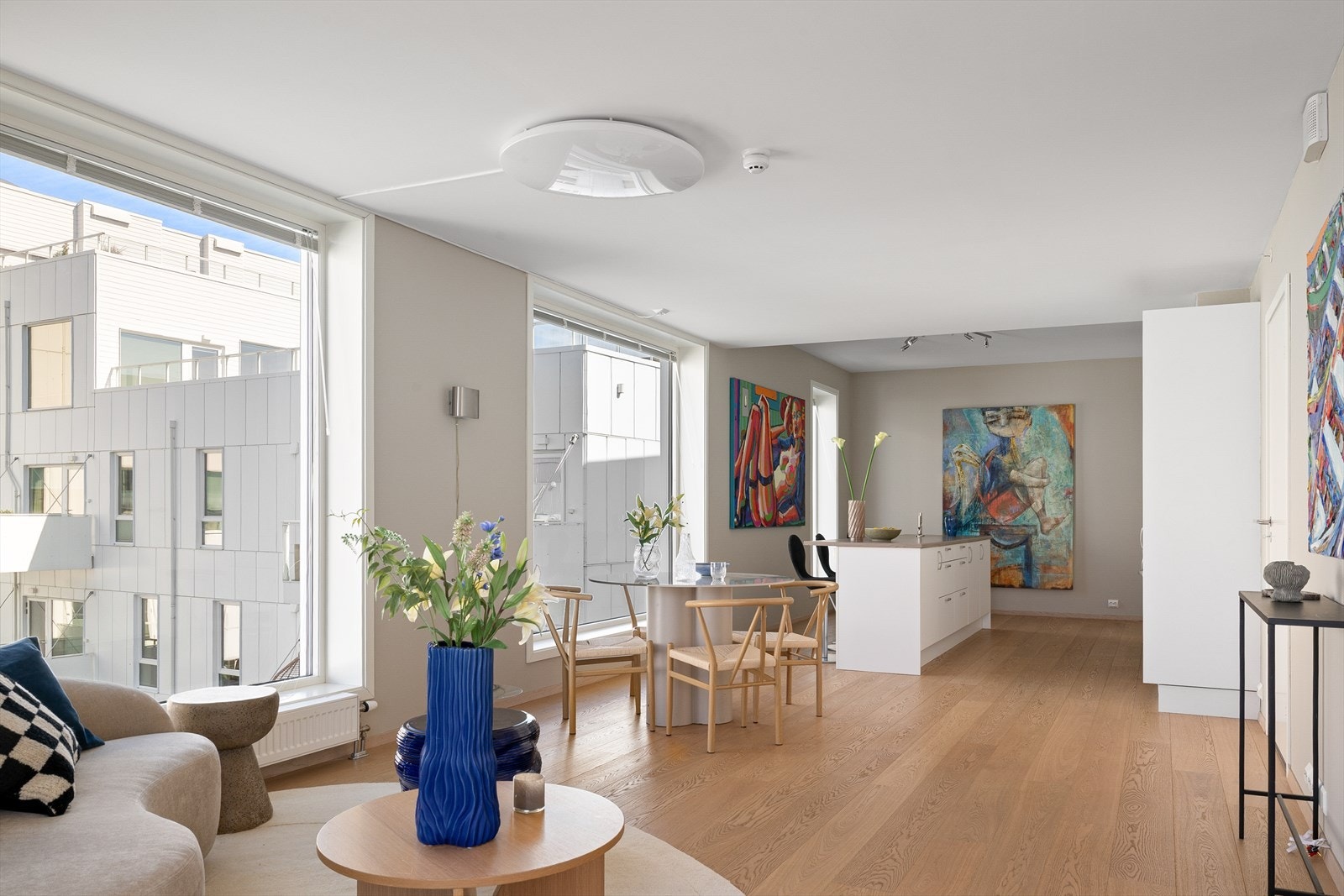 Romslig stue/kjøkken med plass til både sofa, spisegruppe og et herlig kjøkken med kjøkkenøy og barstolløsning. Galleribilde
