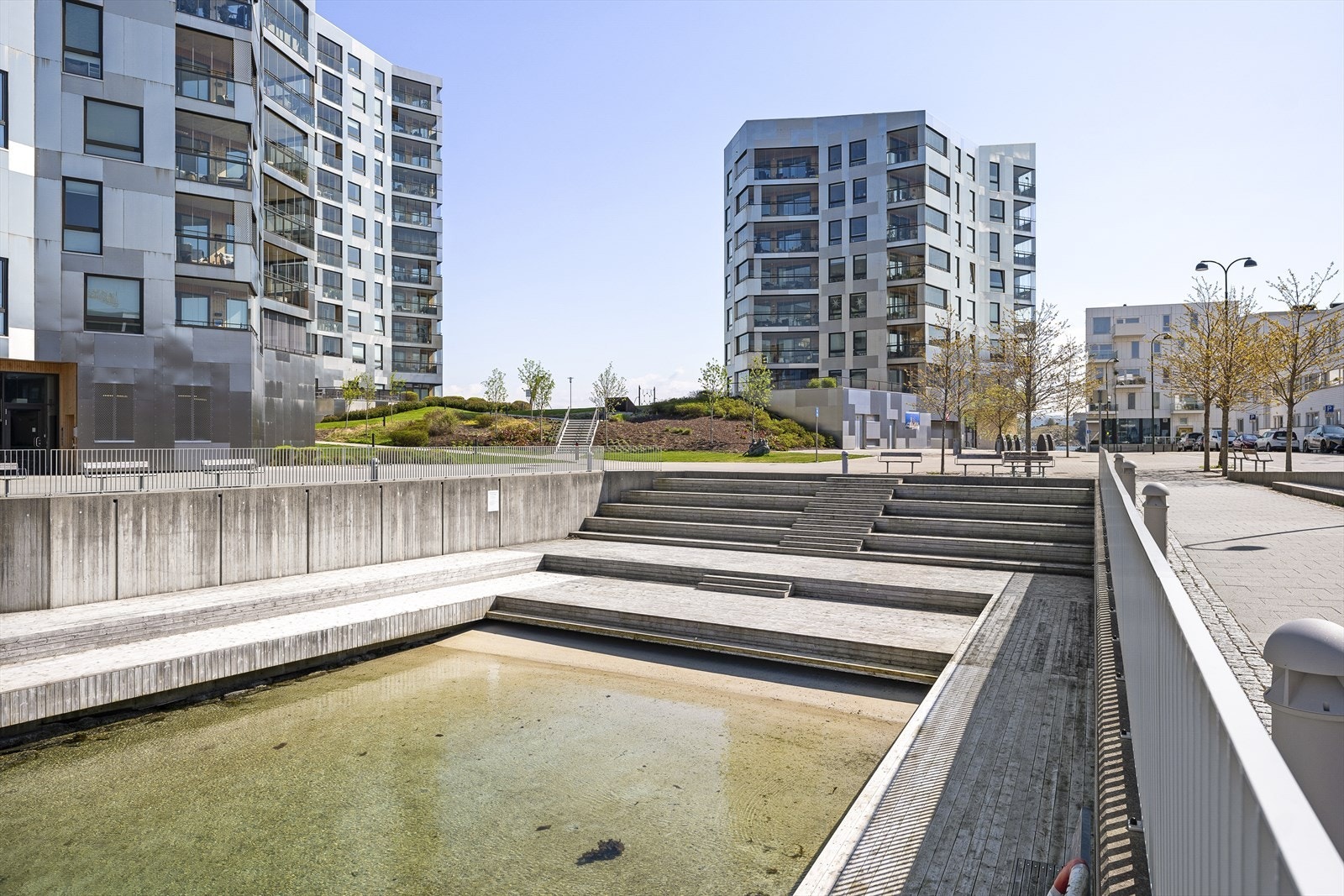 Bare noen hundre meter fra leiligheten er det sandstrand og flere badebrygger Galleribilde