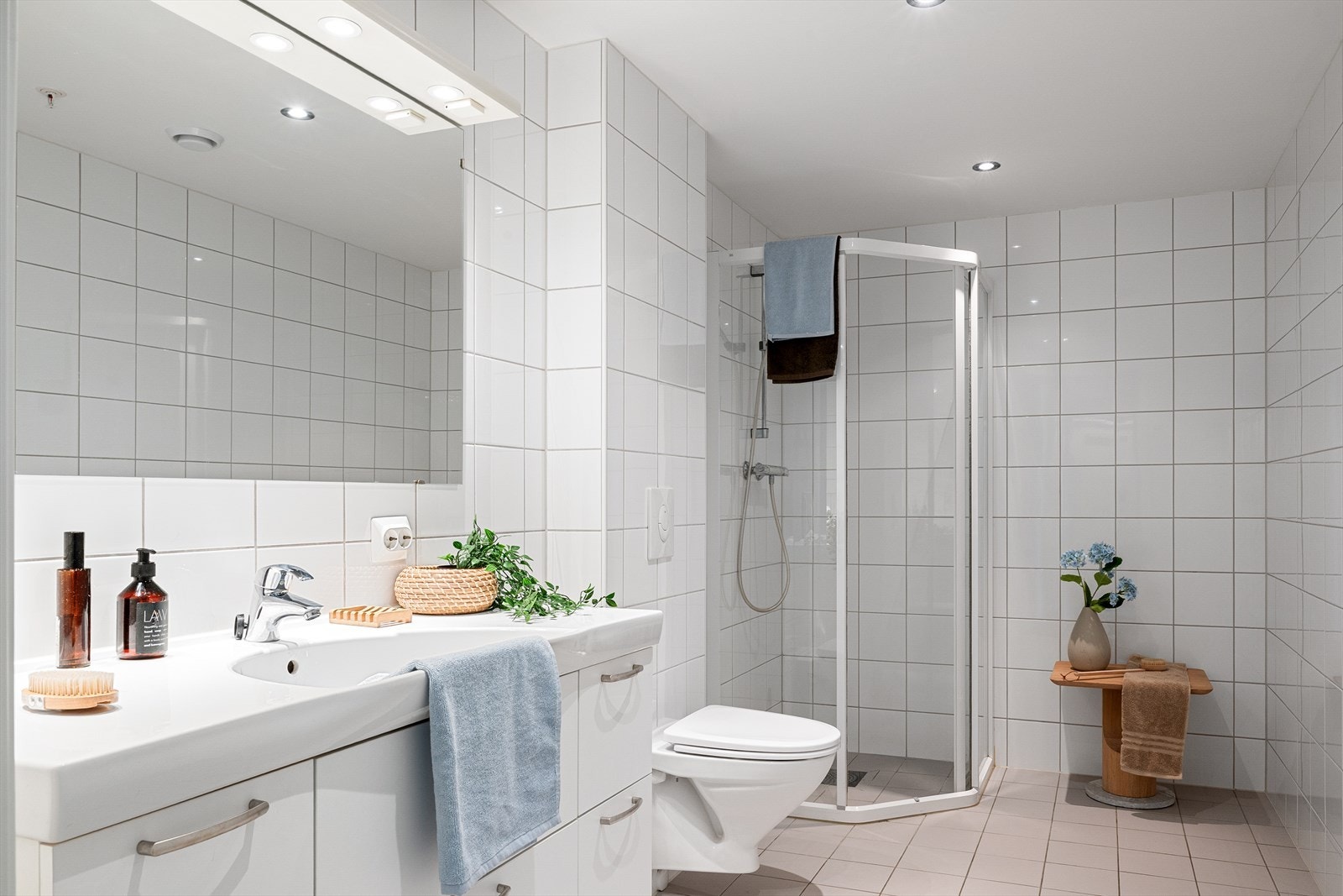 Helfliset bad med gulvvarme, spotlights i himling og vegghengt toalett Galleribilde