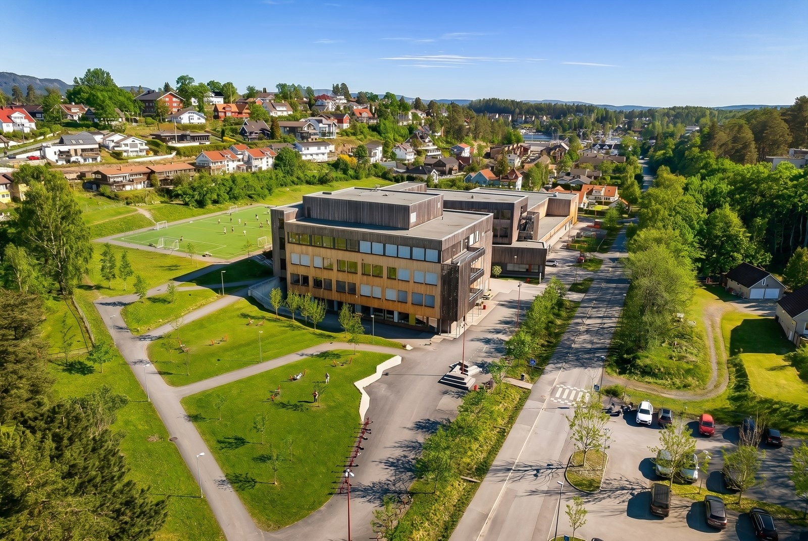Eiendommen sokner til Mellom-Nes barneskole og Landøya ungdomsskole. Galleribilde