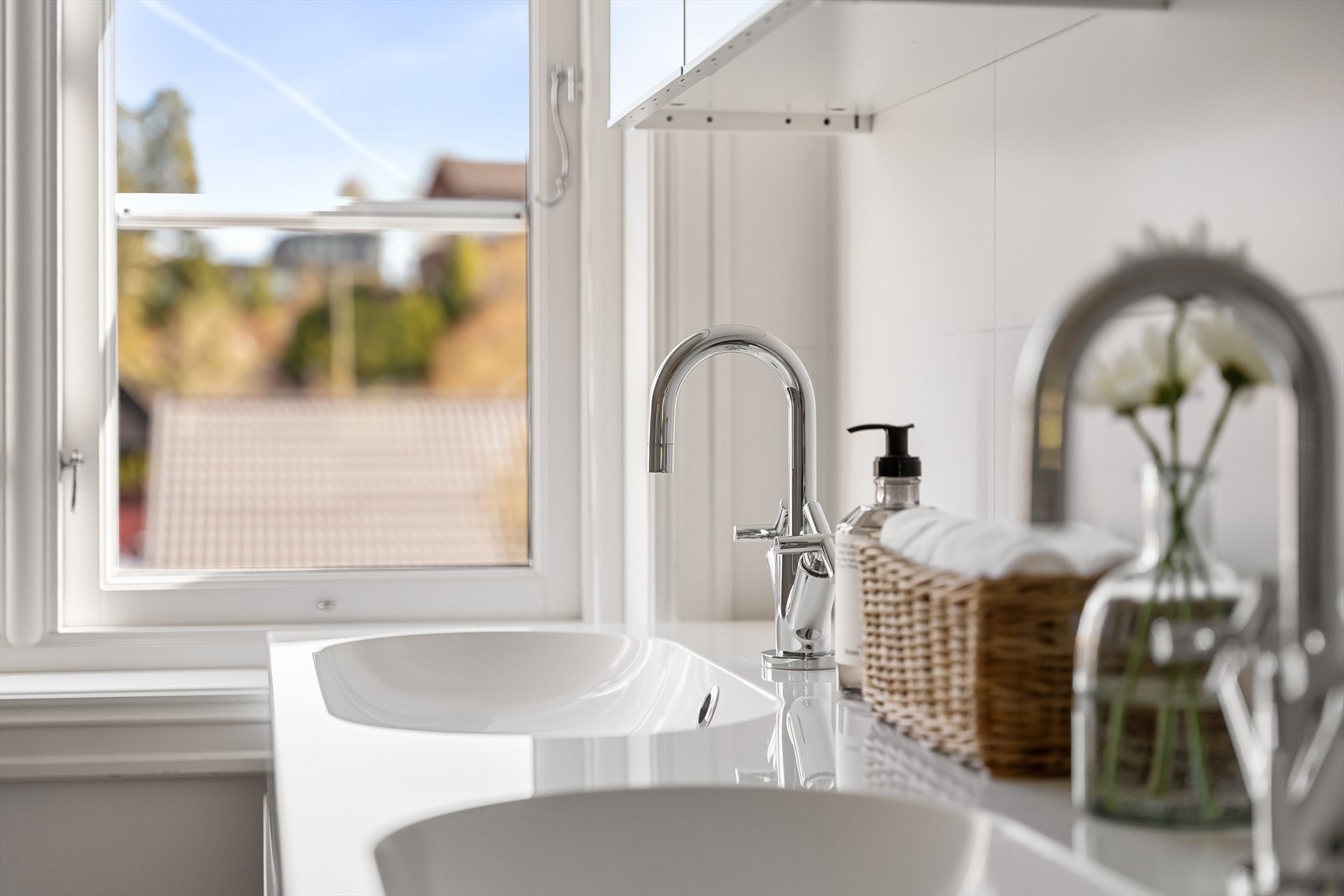 Badet er innredet med to nedfelte servanter med blandebatteri fra Dornbracht. Galleribilde