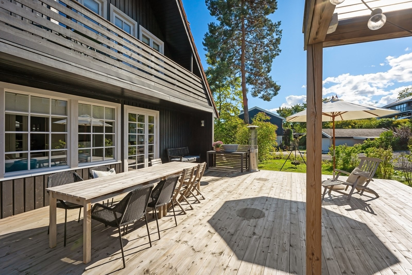 Vestvendt terrasse på 80 kvm. Galleribilde