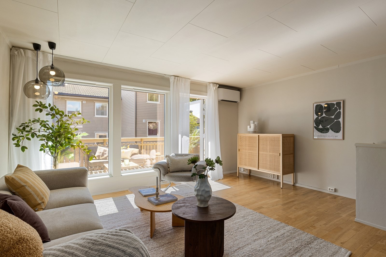 Store vinduer som slipper inn godt med naturlig lys. Galleribilde