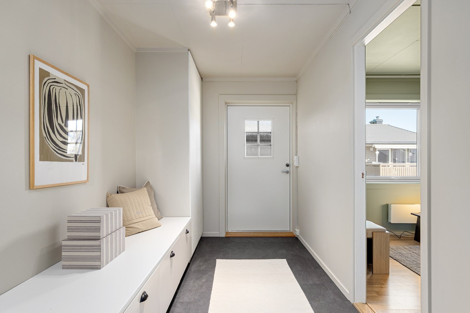 Romslig entré med god plass til oppbevaring. Galleribilde