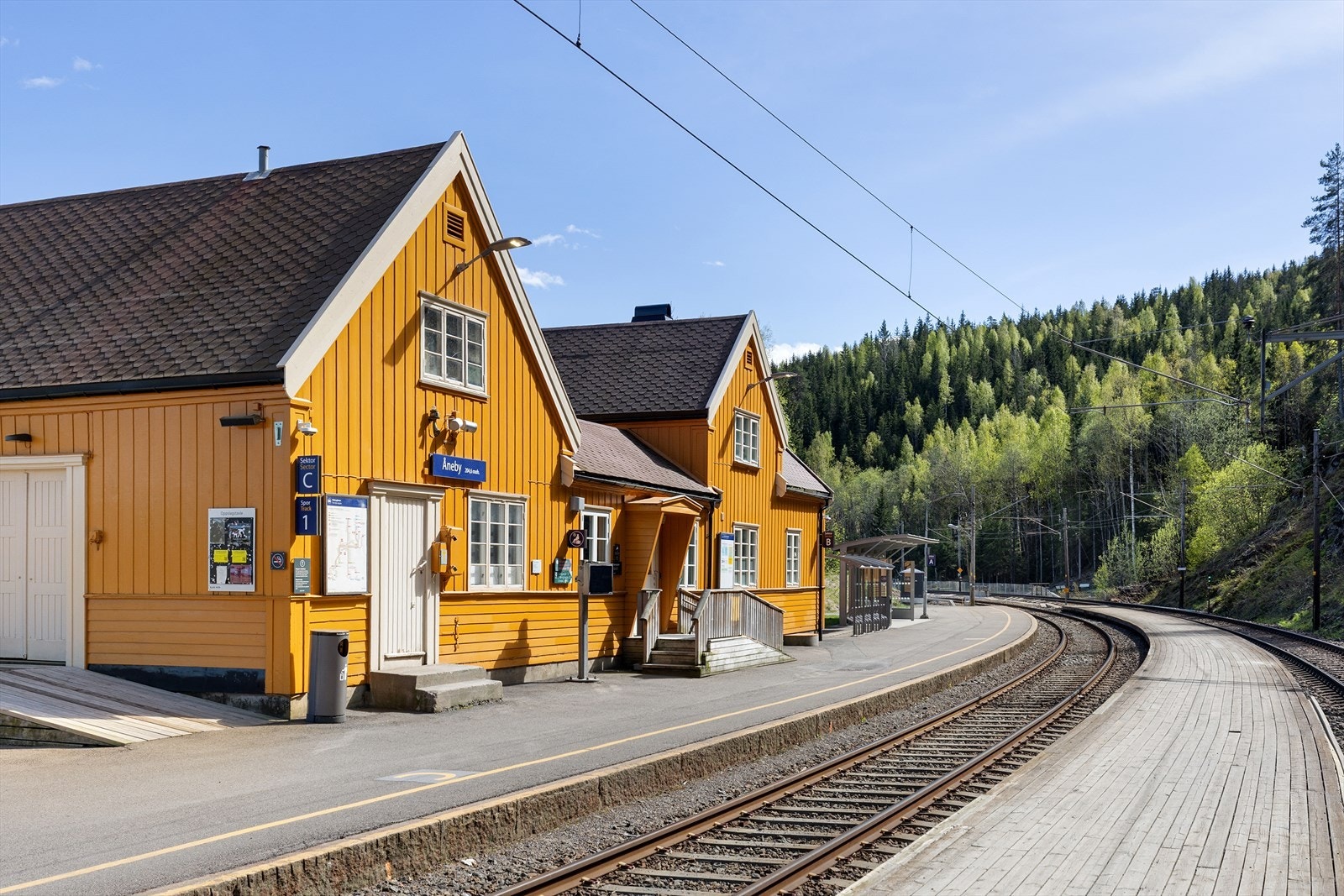 Kort gangavstand til togstasjon, ca. 20 min. til Nydalen og 35 min. til Oslo S. Galleribilde