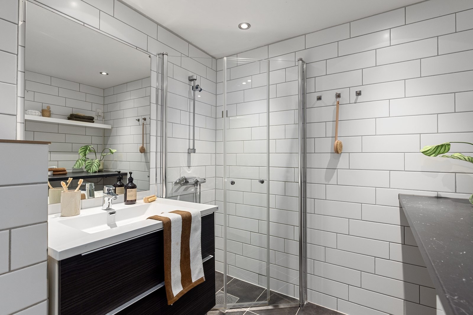 Badet har flislagte gulv og vegger samt varmekabler i gulv. Galleribilde